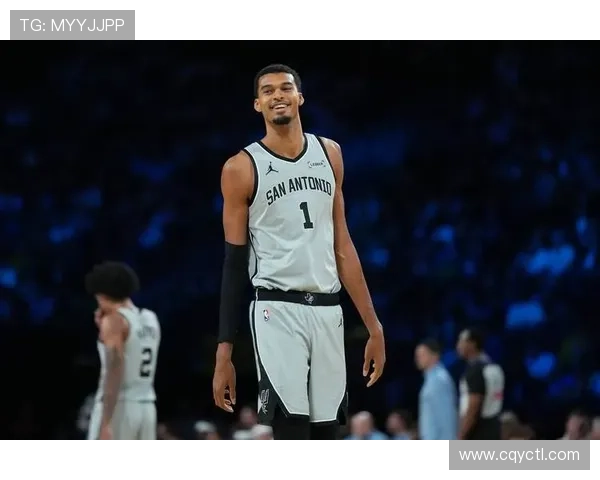 文班在下半场遭遇严防与犯规困扰仍拼出22分8板4助2帽展现实力