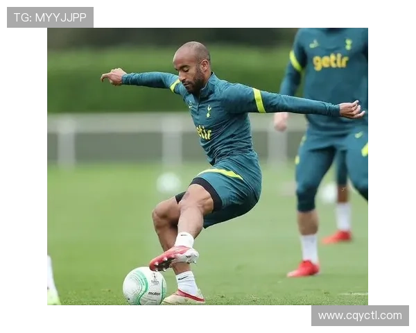 因暴雨导致球场积水严重欧协联一场比赛被迫中断引发关注 因暴雨导致球场积水严重欧协联一场比赛被迫中断引发关注